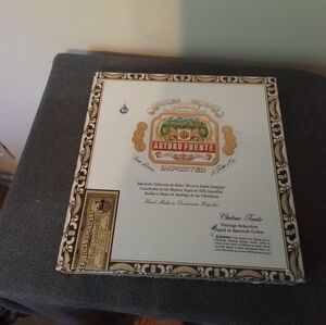 Vintage Selection ARTURO FUENTE Wood Cigar Box - Cream and Gold
